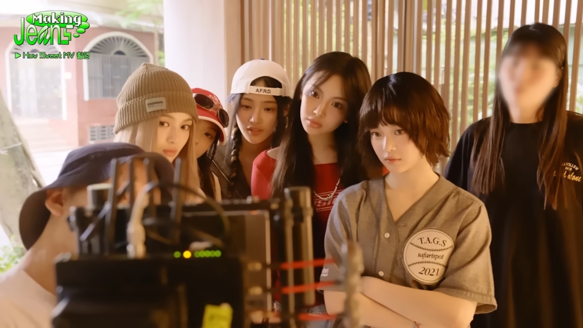 NewJeans認真觀看〈How Sweet〉回放