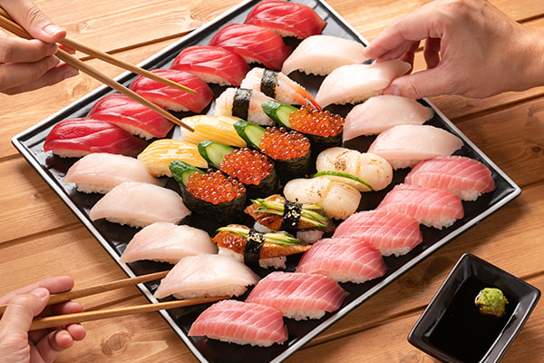 「順億鮪魚專賣店」黑鮪赤身壽司、鮪魚蔥軍艦、鮪魚味噌湯都只要銅板價即可享用，超高CP值實在太佛！