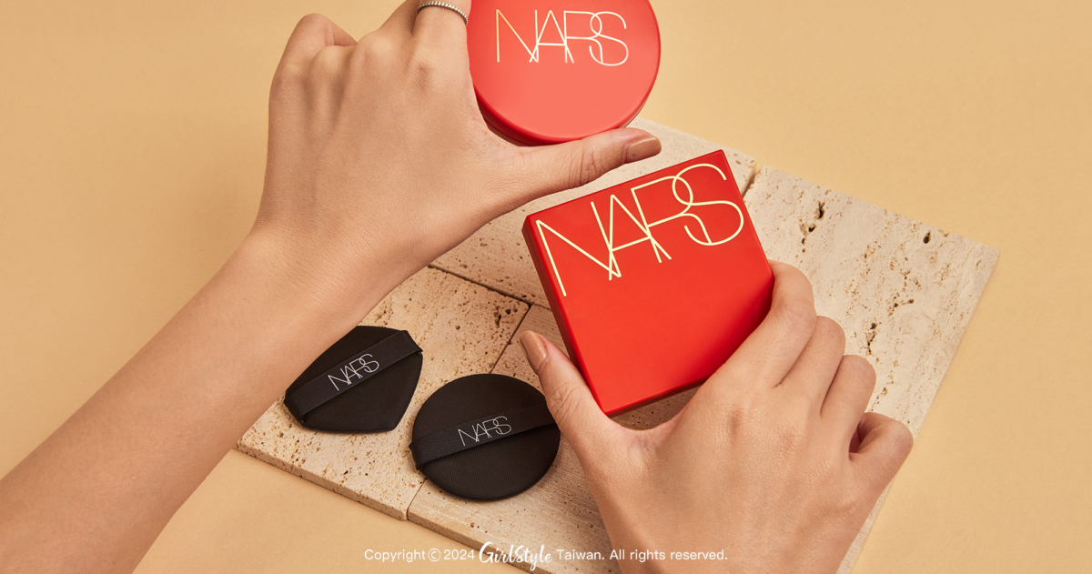 NARS 超持久亮顏氣墊粉餅SPF 50 PA+++12g，NT$1,900/瞬效水凝光氣墊粉餅SPF 50 PA+++$1,900