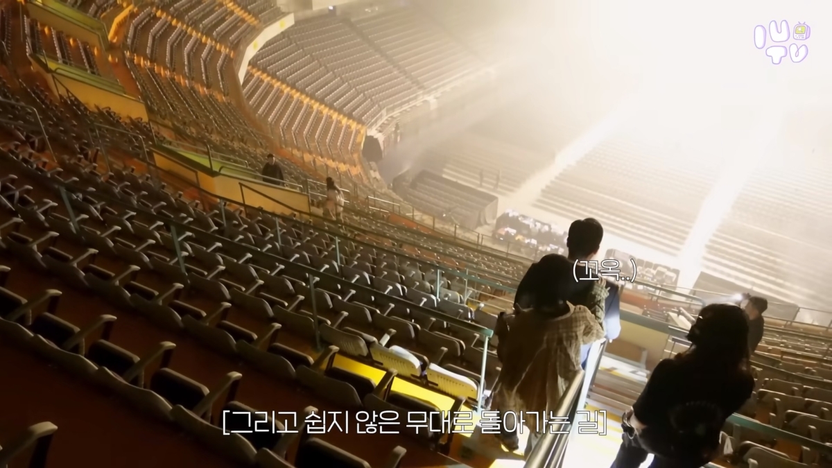 工作人員領著IU走下小巨蛋