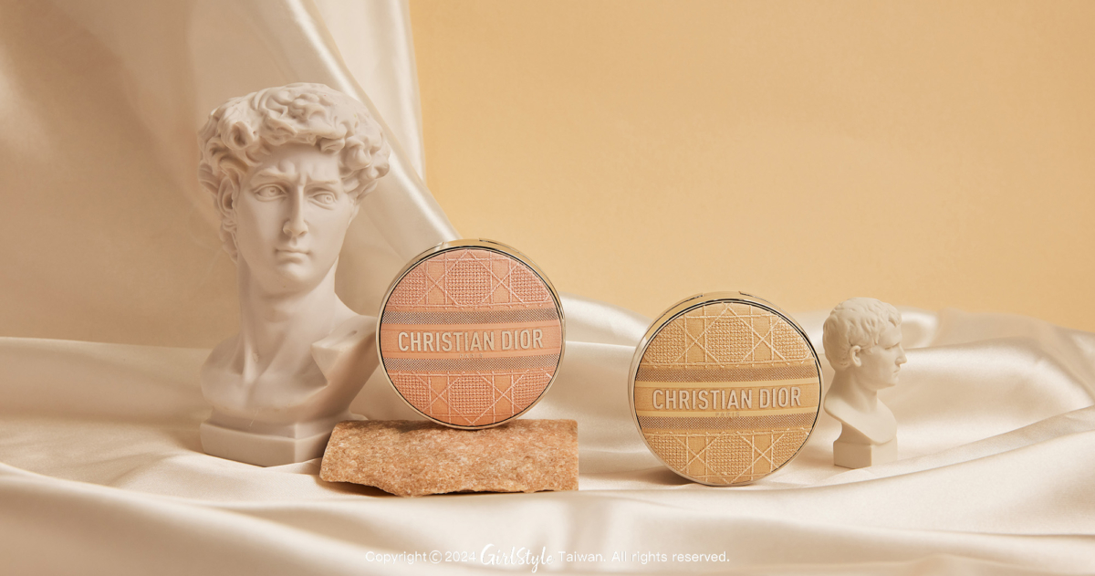 Dior迪奧 超完美亮妍氣墊SPF 45 PA++13g，NT$1,800(粉蕊)/NT$1,250(杏色/粉色藤格紋氣墊外殼)
