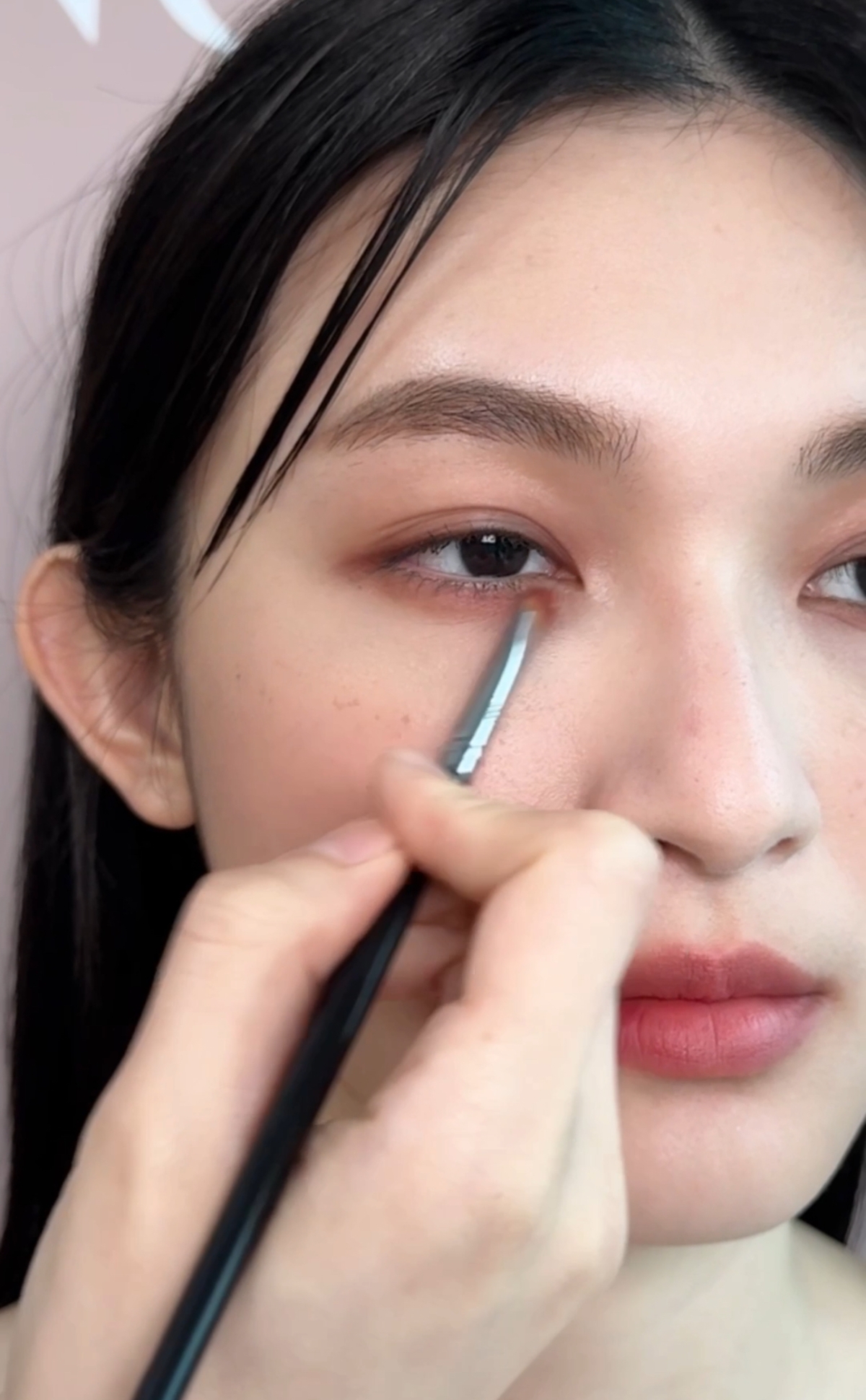 從眼中到眼頭，後段輕輕帶過即可