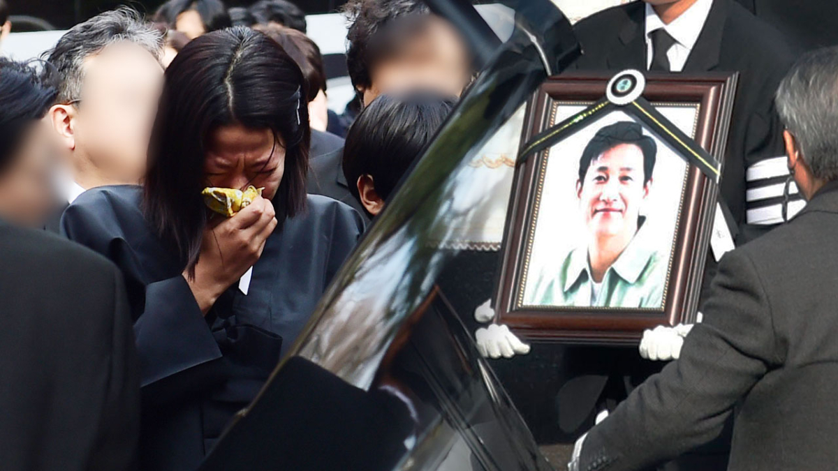 李善均出殯時,田慧振情緒崩潰。