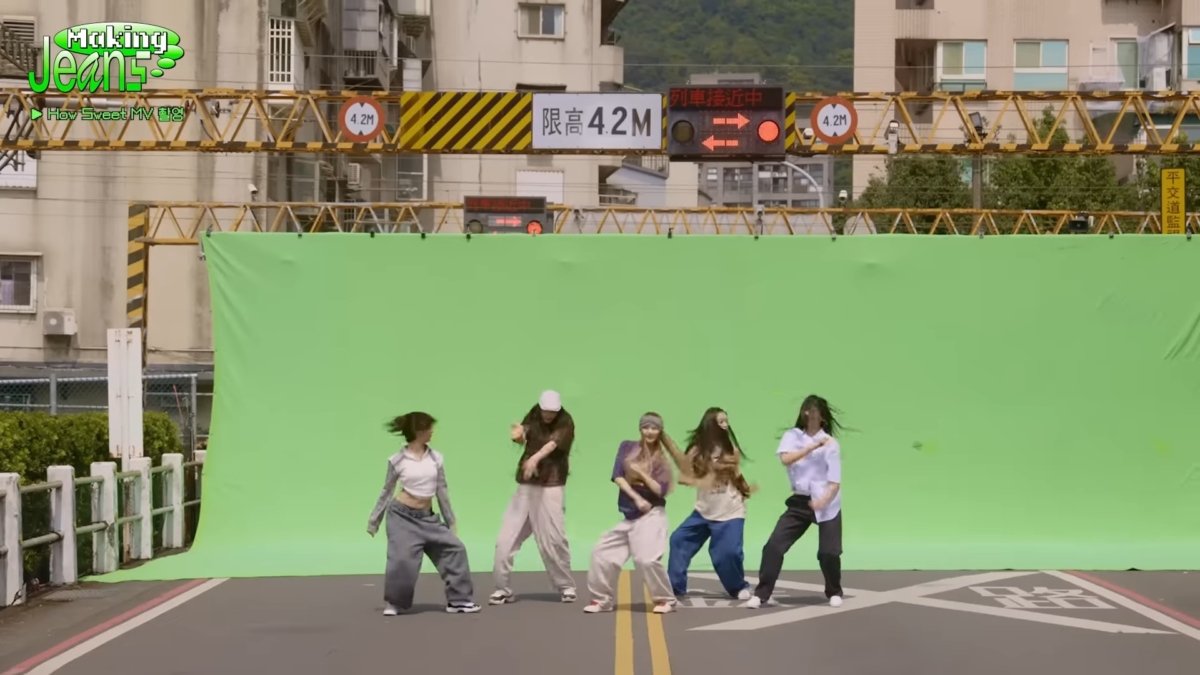 NewJeans台灣拍攝〈How Sweet〉平交道綠幕