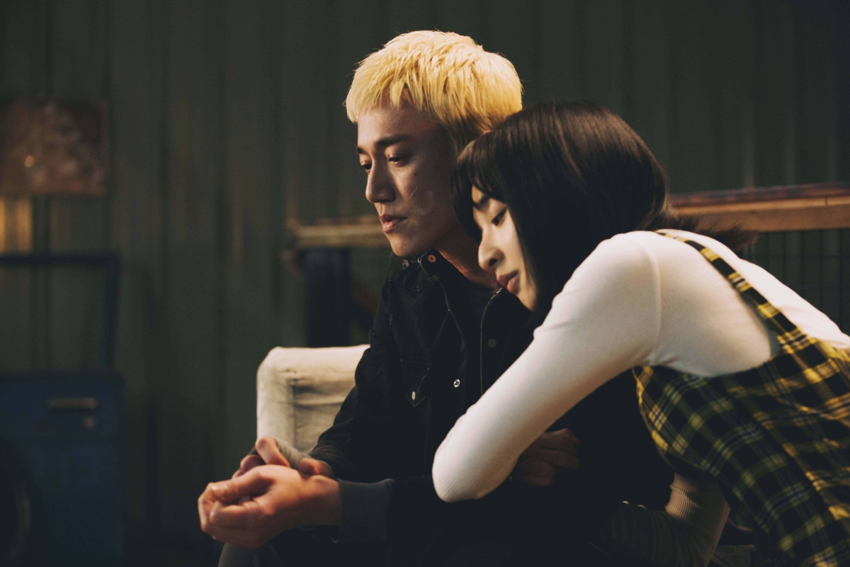 《塑膠花》李沐依偎在吳慷仁身旁。