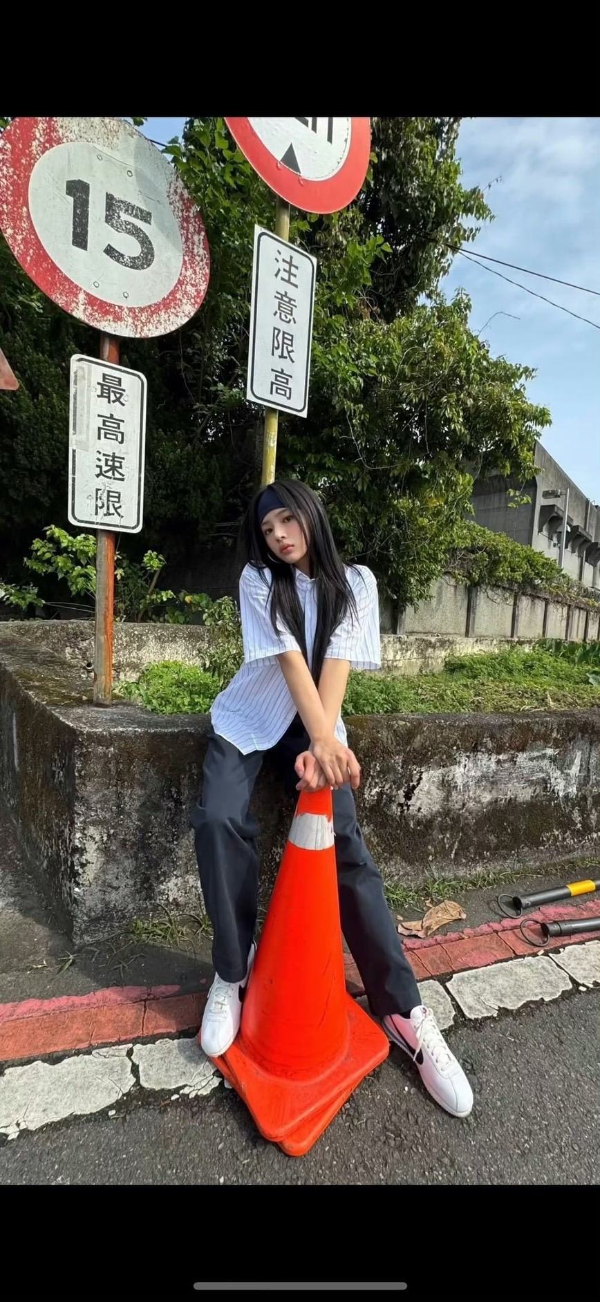 Minji跟三角錐拍照