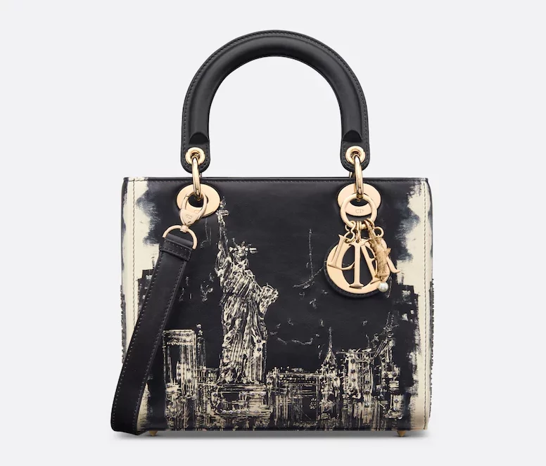 Lady Dior 中型包款黑色和米色水鑽刺繡 New York 印花小牛皮,NT$ 295,000