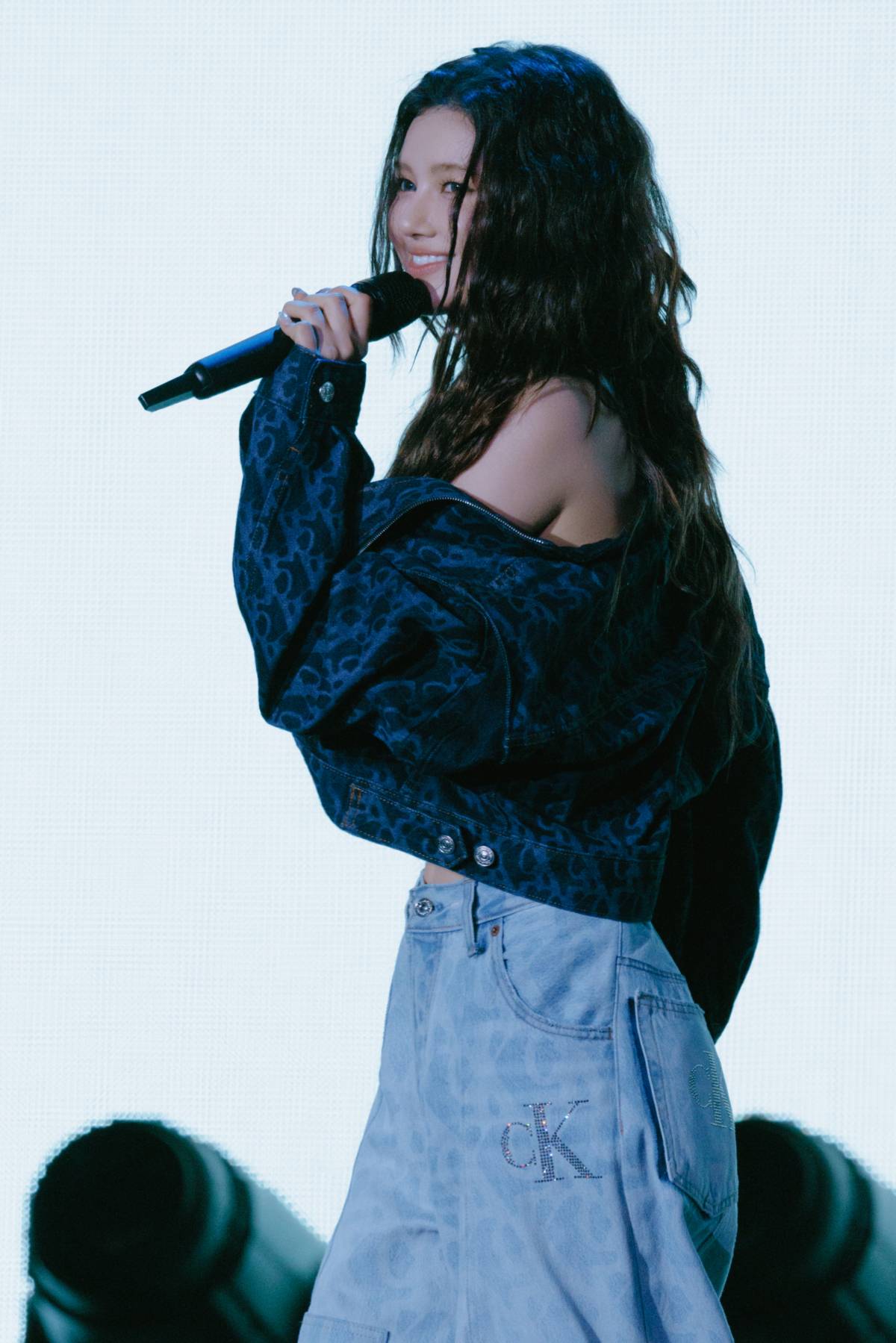 DANIELLE則身穿帶有雷射雕刻Calvin Klein經典標誌圖案的寬鬆短版靛藍色拉鍊丹寧夾克，搭配飾有水晶的淺色寬鬆牛仔褲和白色Modern Cotton內衣。