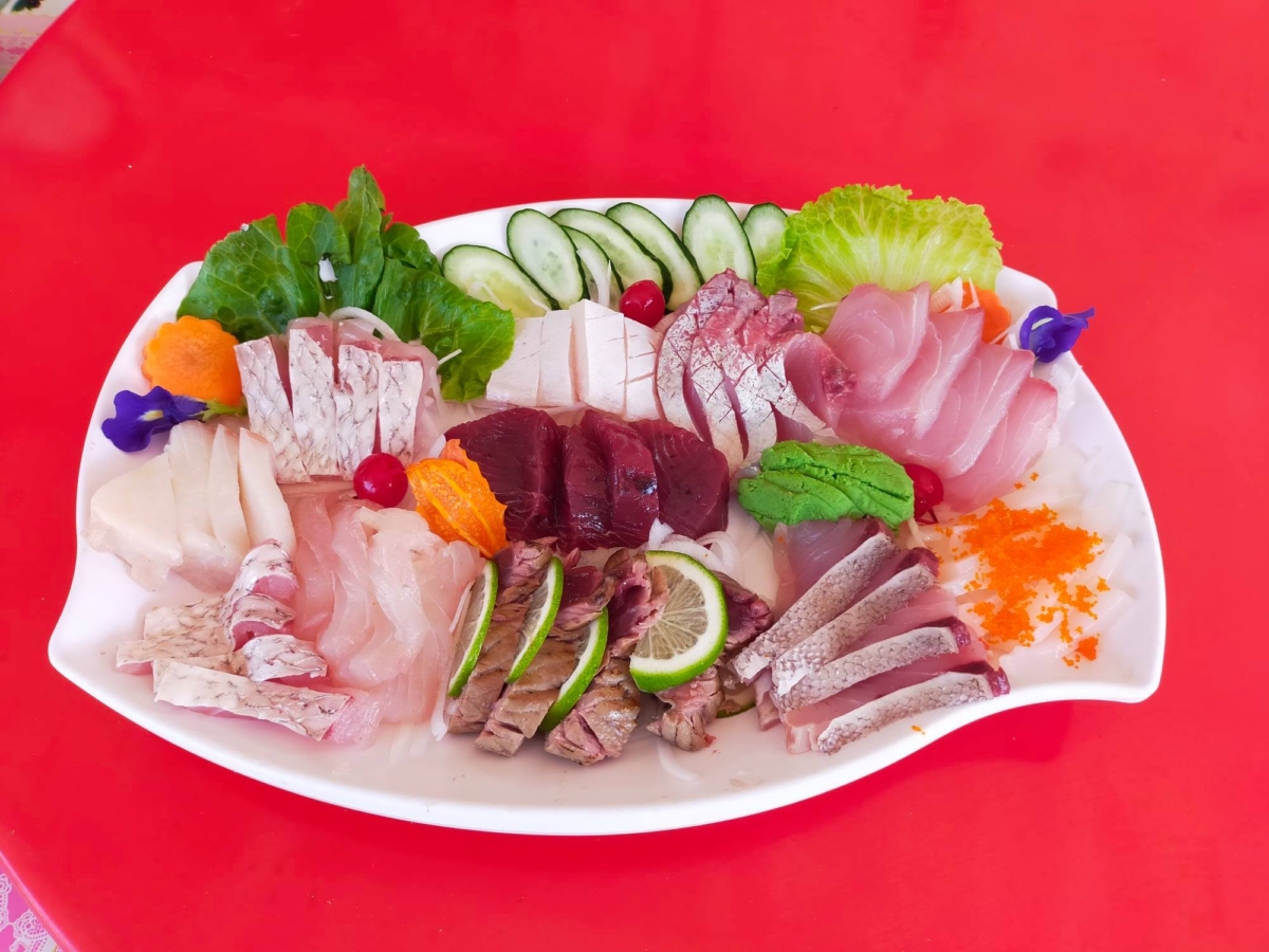 來到「二崁生魚片專門店」能吃得到招牌生魚片和一大桌合菜料理。