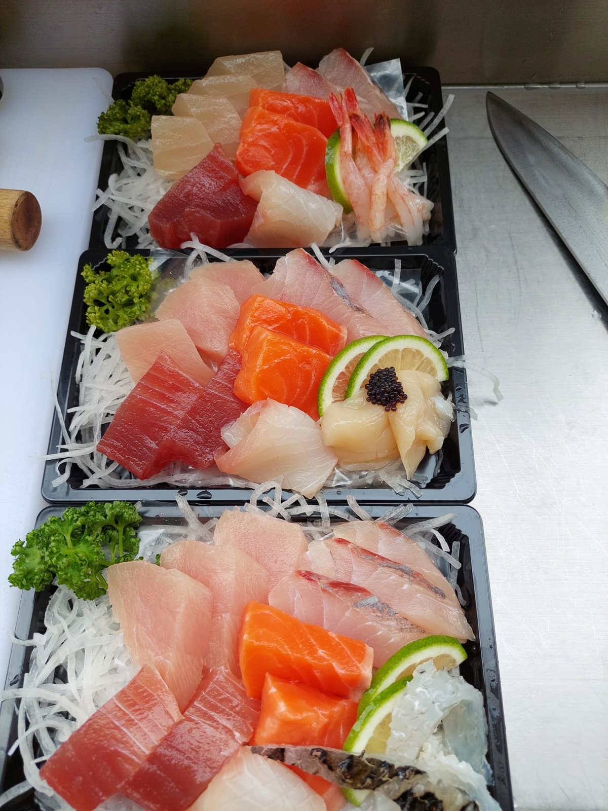 「鮪魚哥生魚片」鮭魚厚切超肥美，走簡單粗暴路線。