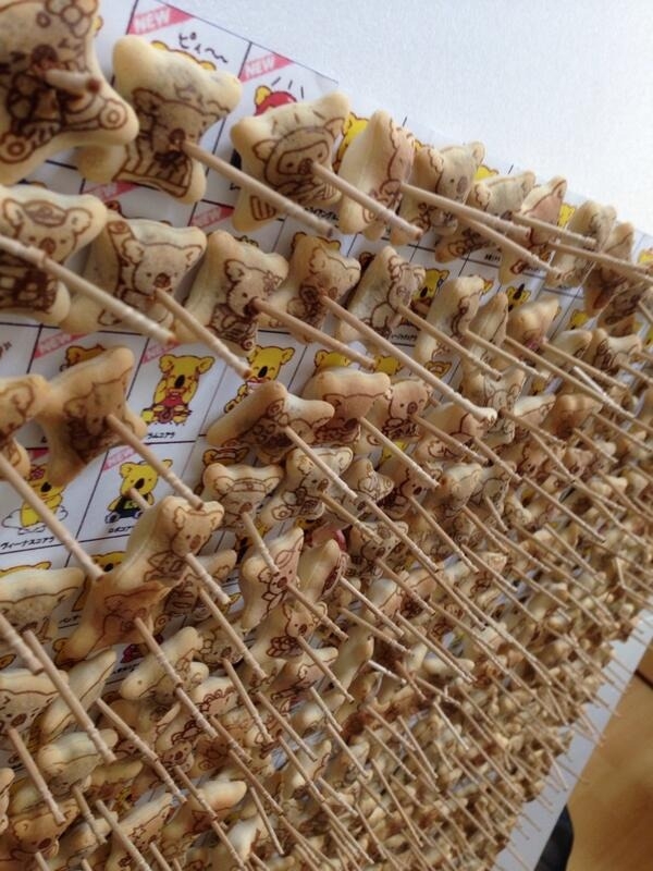 日本男子將500個小熊餅乾刺在牆壁上