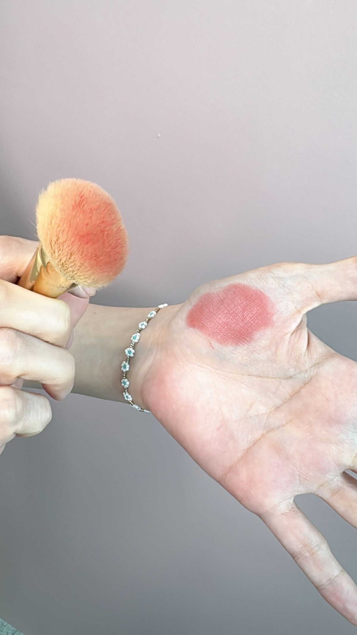 用刷具輕沾膏體，這樣可以避免下手太重