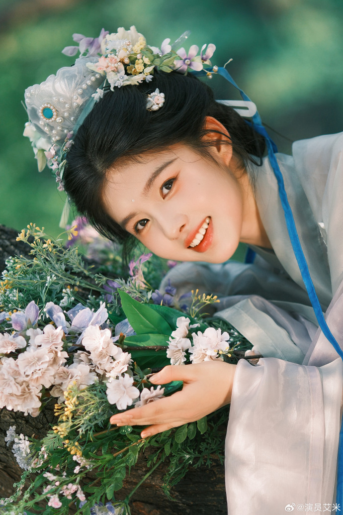 艾米甜美可人的空靈模樣猶如花仙子。
