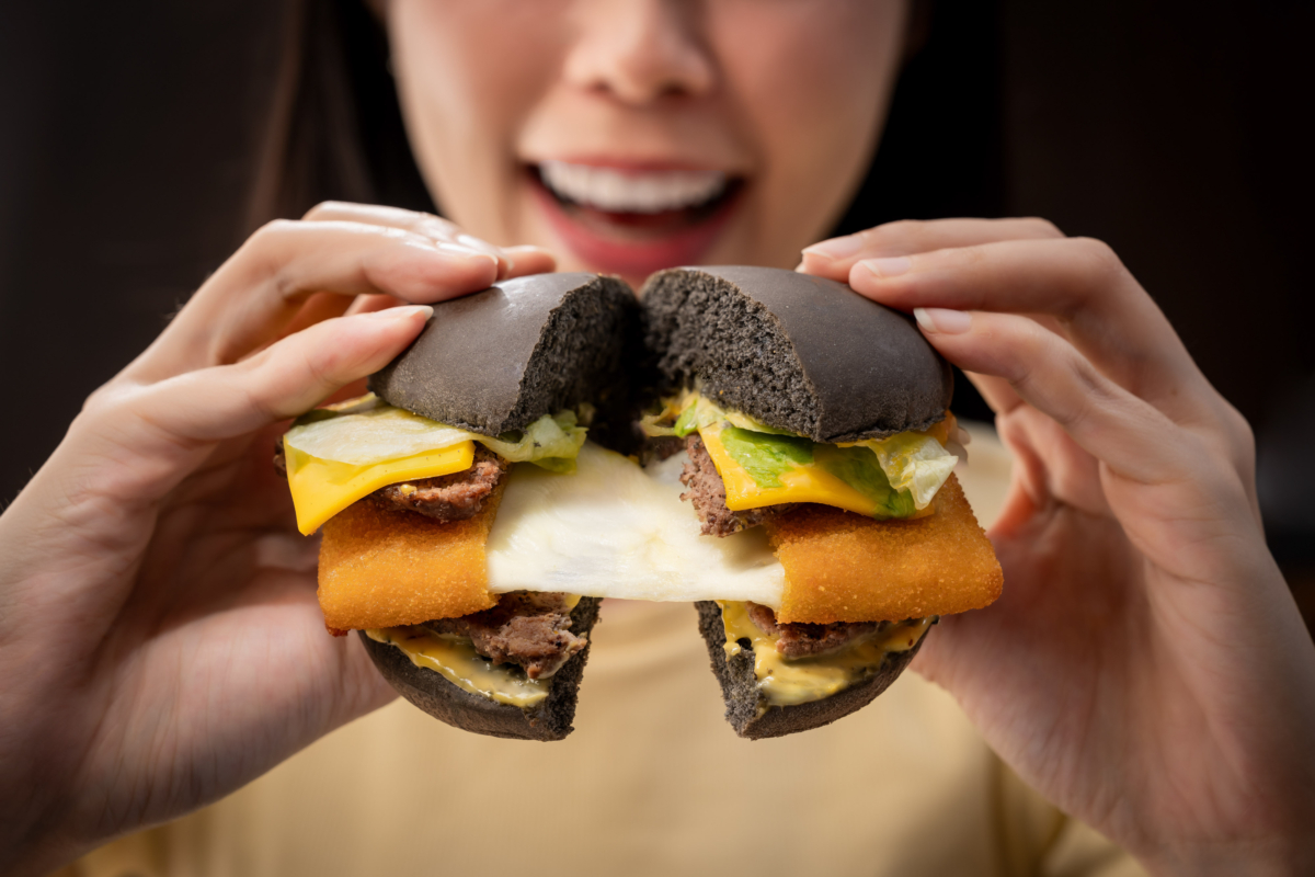 超狂三重濃起司 牽絲美味超過癮！「微牽絲起司排雙牛/脆豬堡」驚喜回歸