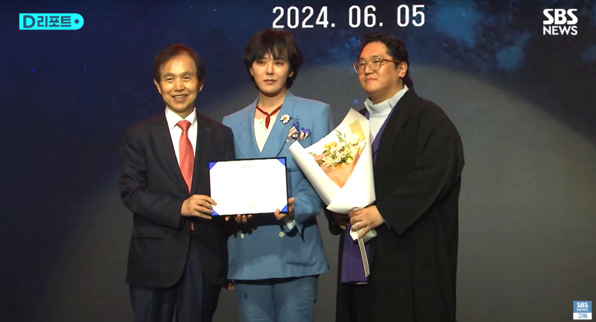 韓流樂壇教主GD、李光亨社長、崔勇浩代表在「創新韓國2024」活動合照。