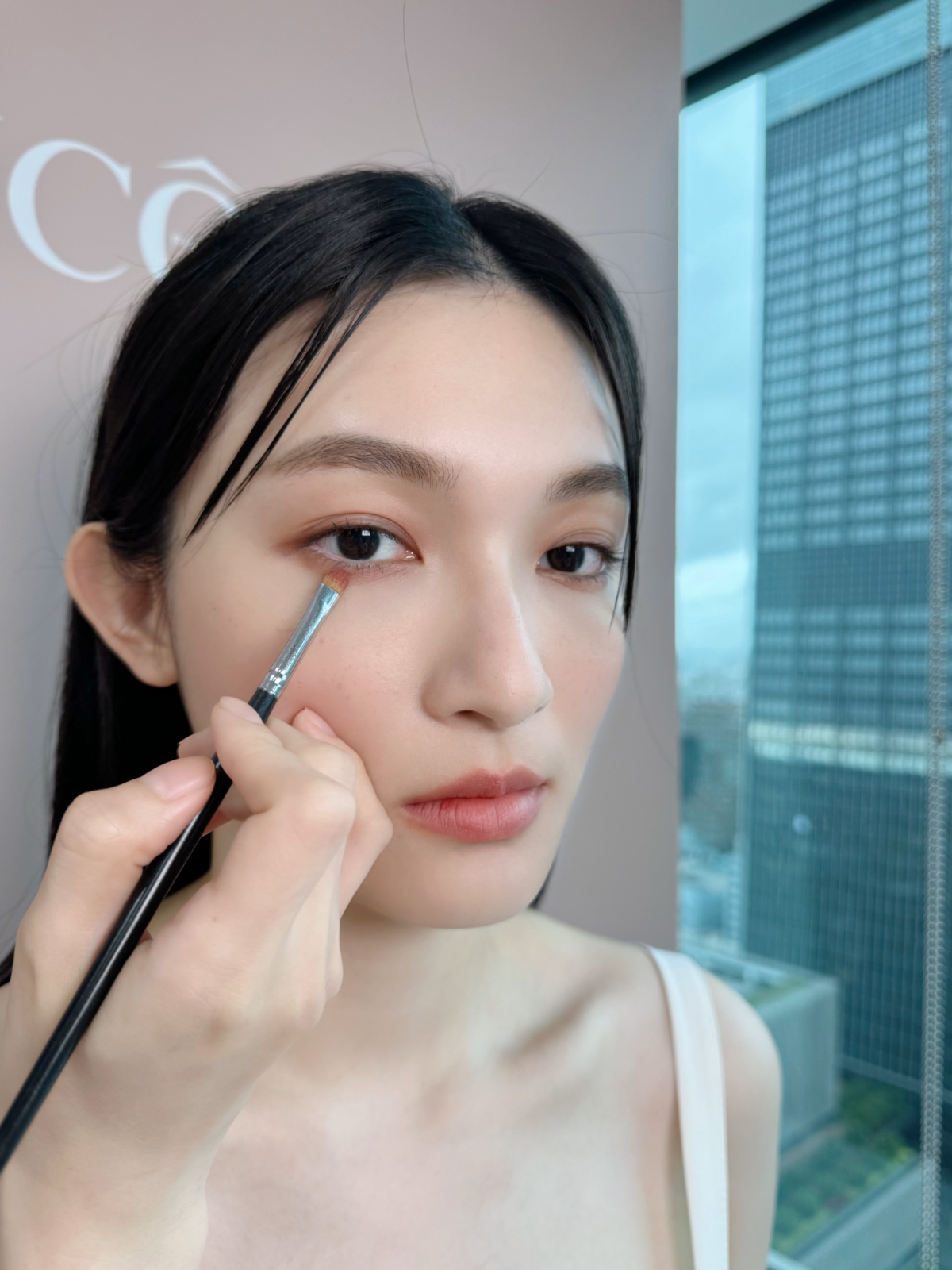 下眼影厚度不要超過臥蠶或是臥蠶厚度的一半