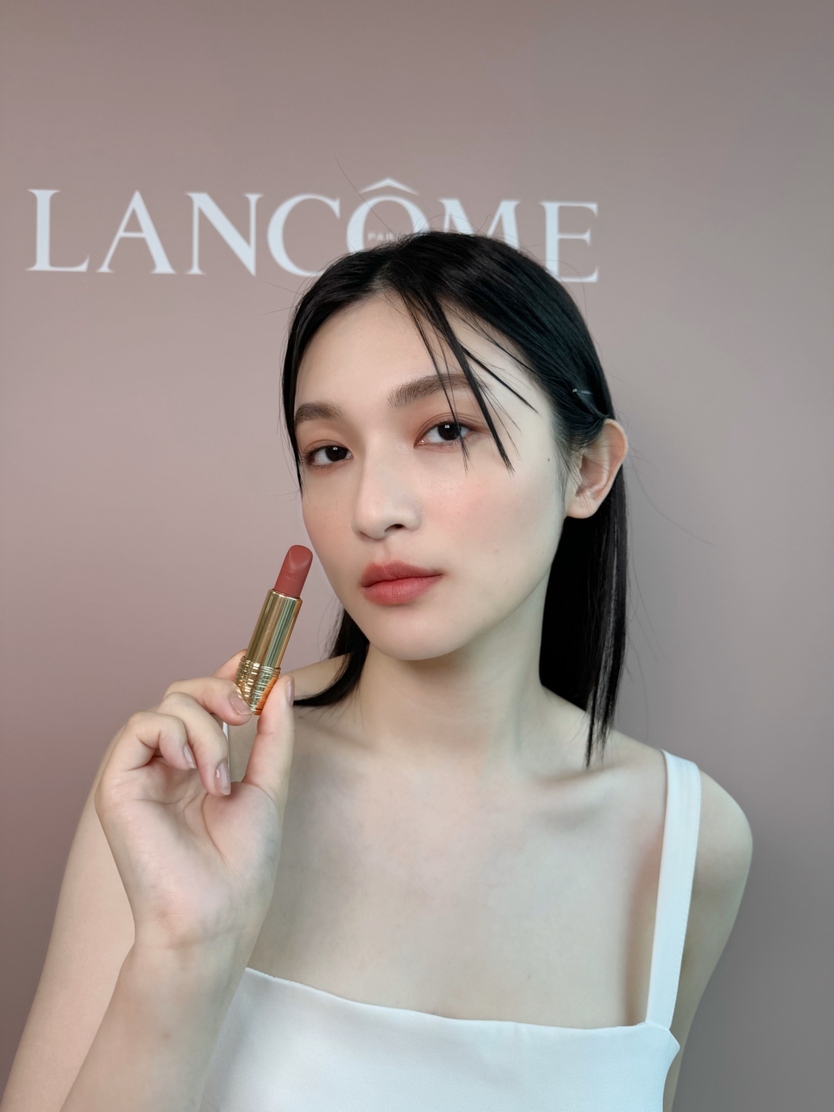 用一支唇膏打造出媲美原生好氣色的妝容