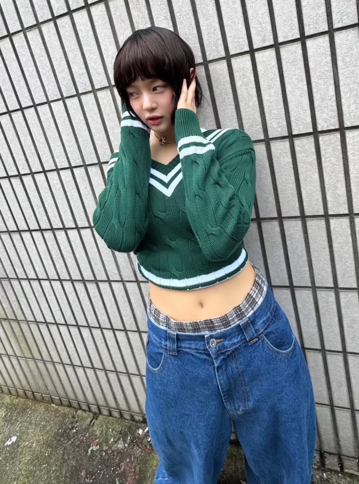 短髮Hanni在台灣道路旁拍攝