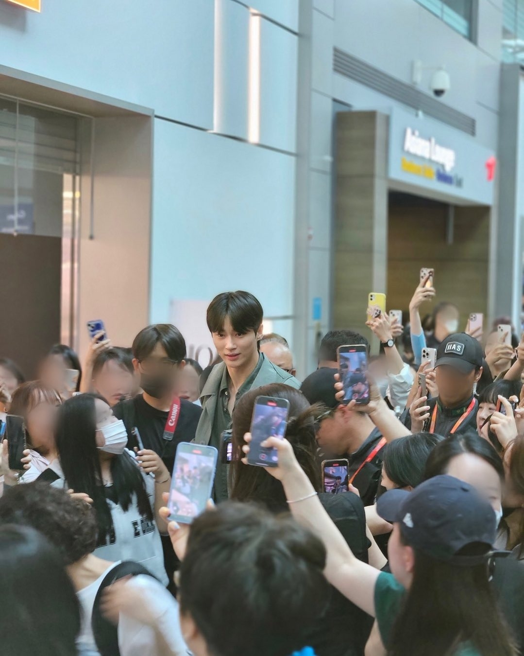 《背著善宰跑》邊佑錫現在機場的人氣