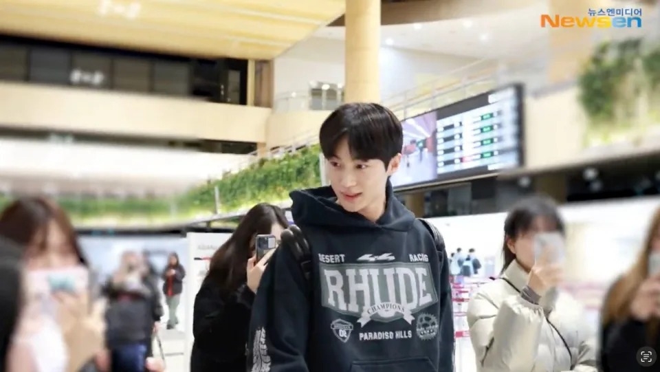 《背著善宰跑》邊佑錫半年前的接機人數