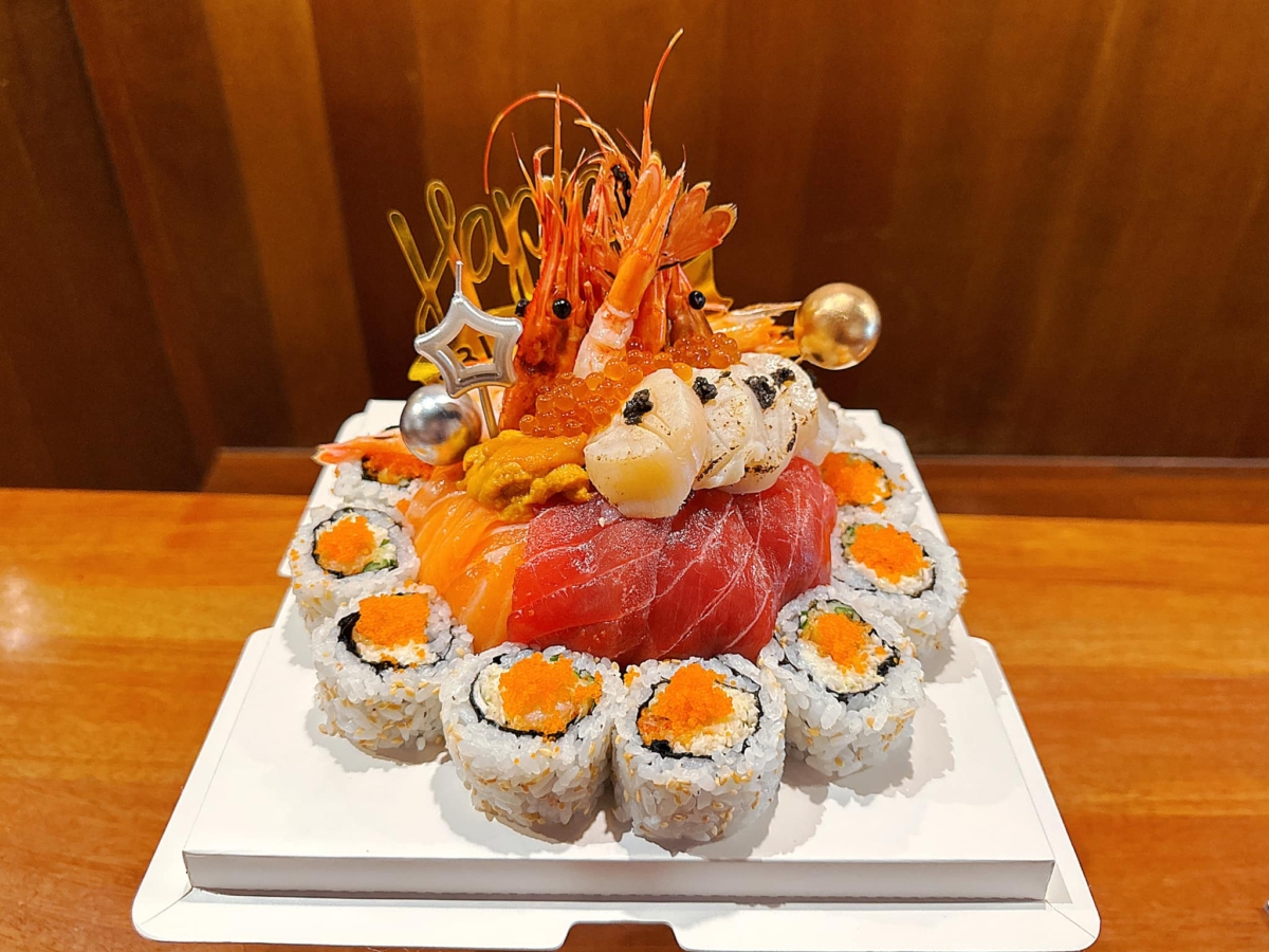 高雄「品益合樂屋」生魚片蛋糕可愛又吸睛，還能與老闆娘討論喜愛的造型呢！