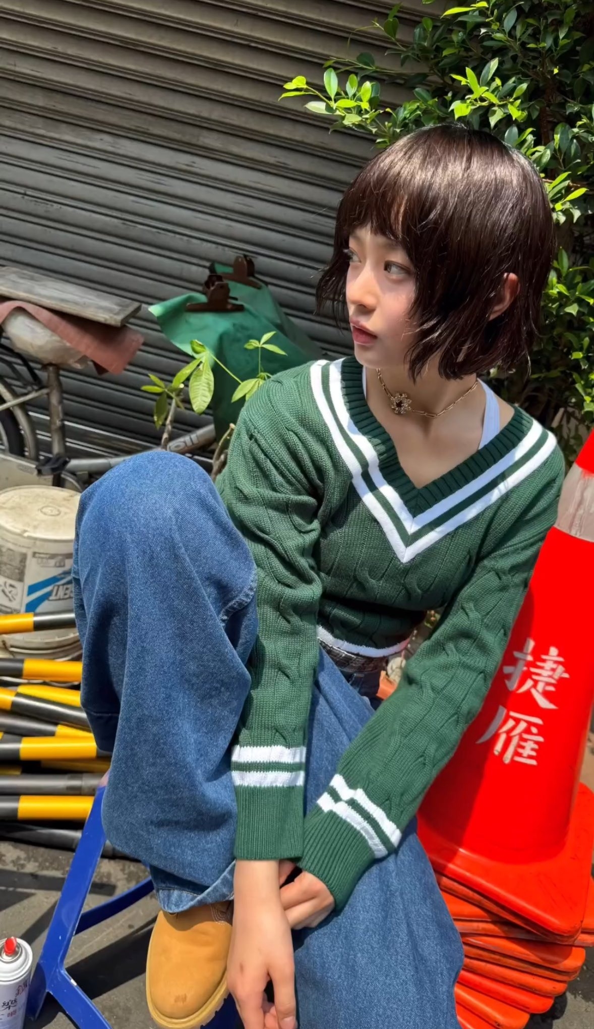 短髮Hanni在台灣道路旁擺拍