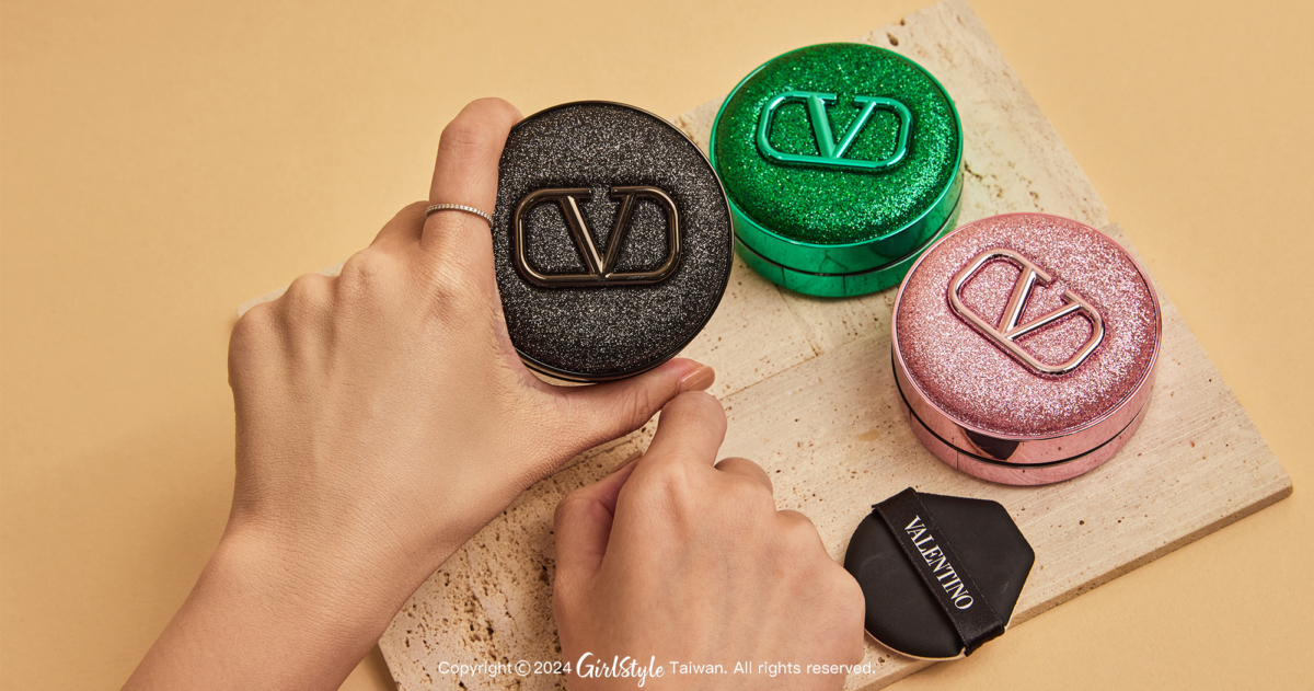 VALENTINO 高訂輕透氣墊粉餅，NT$1,800(粉蕊)/ NT$1,300(粉餅盒)