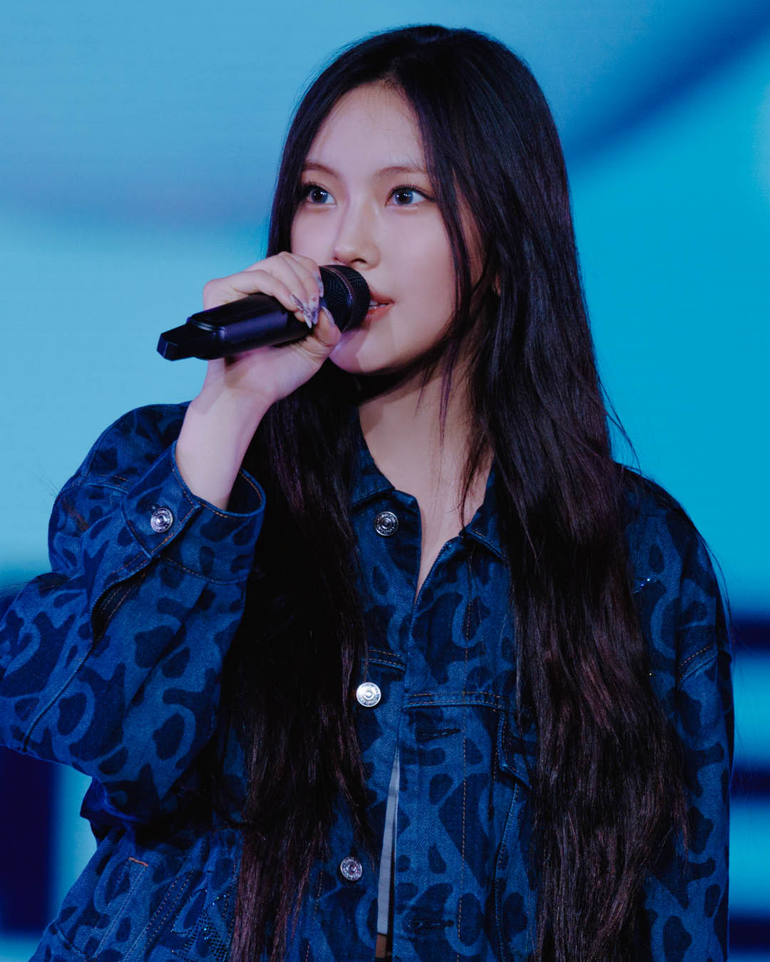 HYEIN則以帶有雷射雕刻Calvin Klein經典標誌圖案並飾有水晶的寬鬆靛藍色丹寧夾克，搭配靛藍色牛仔短褲和印有Calvin Klein-NewJeans標誌圖案的無袖圓領T恤，展現她獨特的風格。