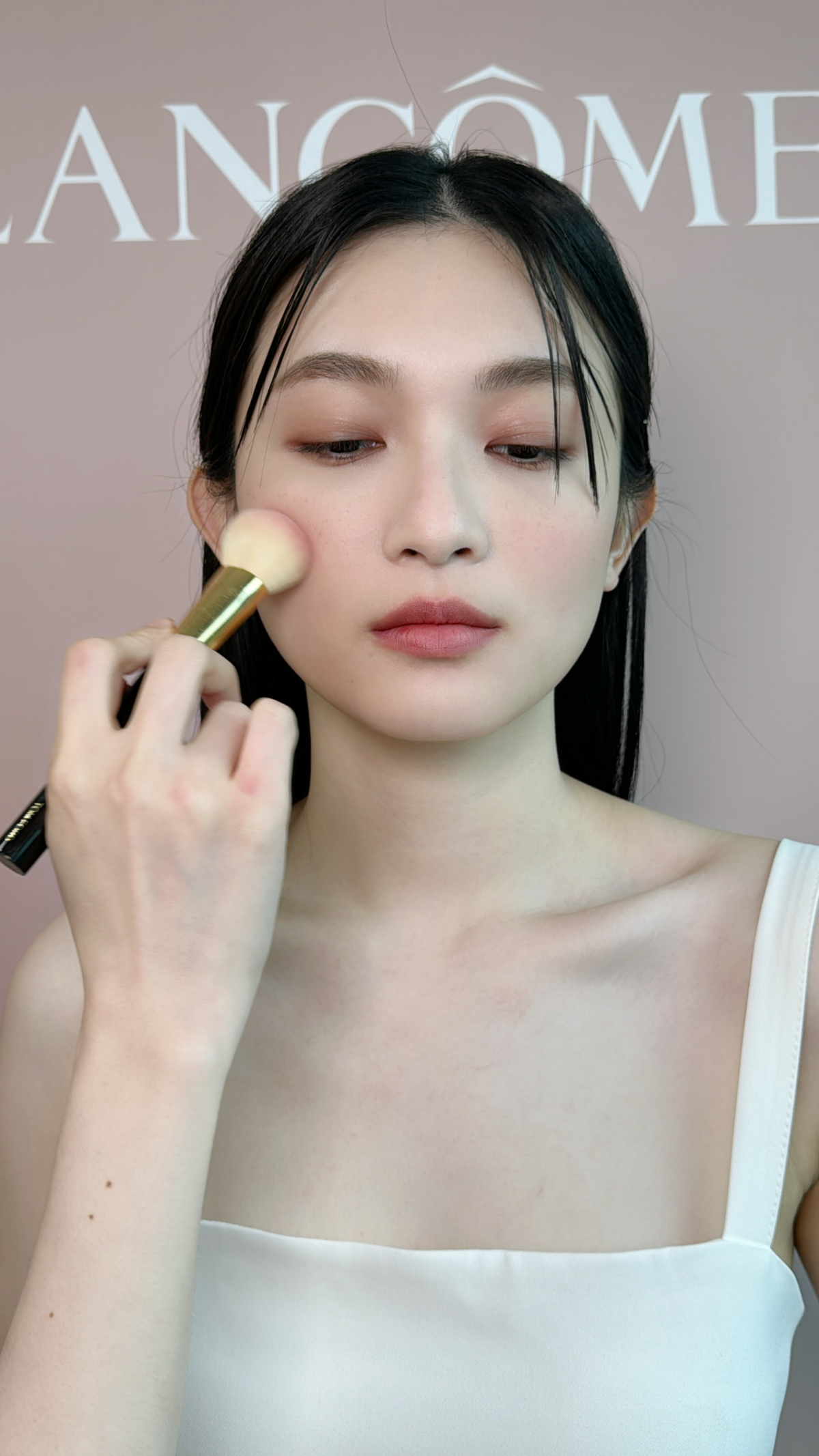 從眼下中心點開始，輕柔地拍上雙頰