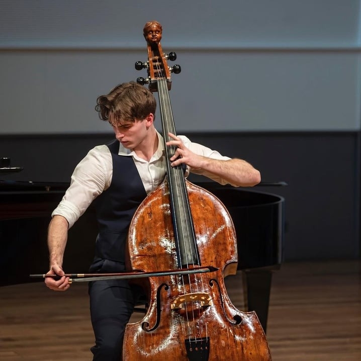22歲低音提琴美男子Marc André拉琴