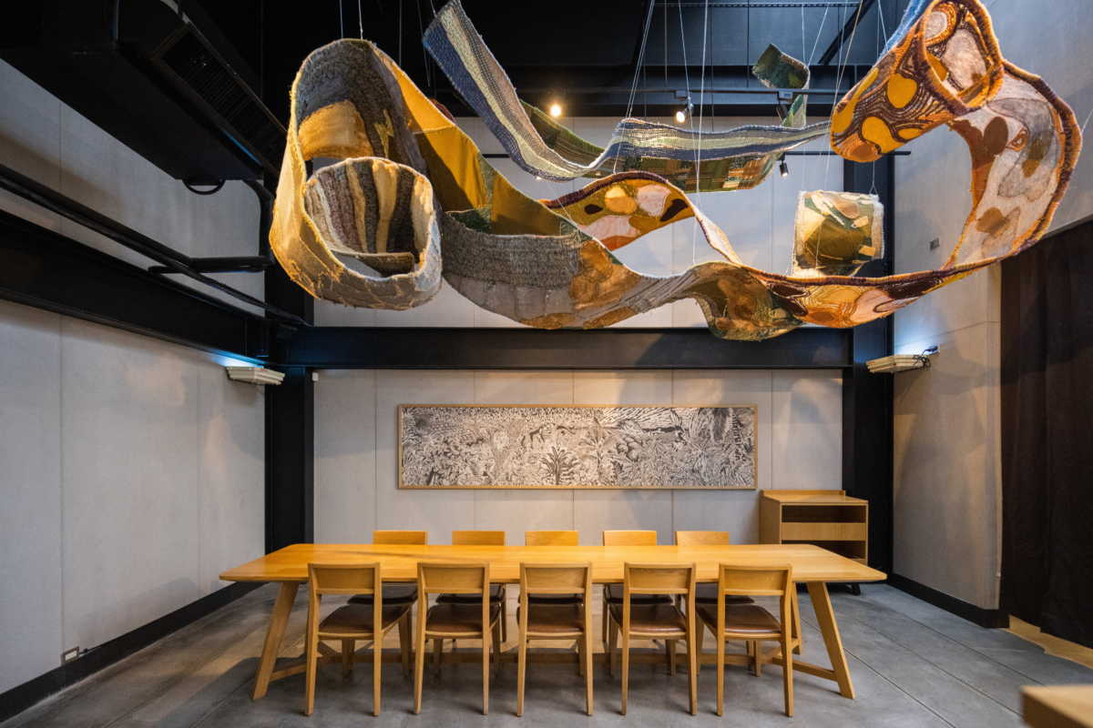 星巴克花蓮「和平門市」由來自魯凱族的安聖惠老師，採用椰子纖維布軸材料，加上織布及刺繡布軸。