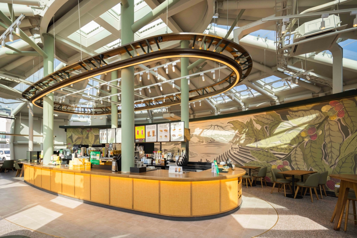 台南麻豆門市內設計延伸柚子意象，細部點綴以籐編再製品，並選用漸層變化的色彩。