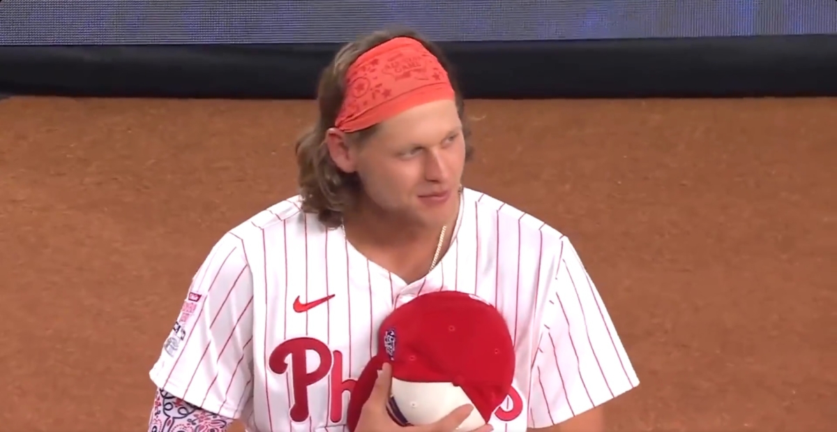 聽到Ingrid Andresss荒謬的獻唱，運動員也忍不住低頭竊笑