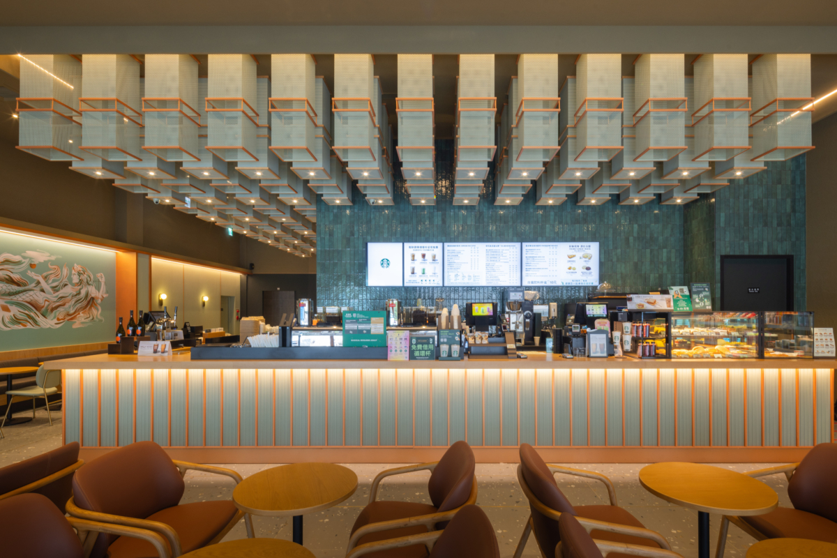 台南星巴克「首府門市」門市室內設計的靈感來自於華麗的透明結晶玻璃塊立面裝飾其外部。