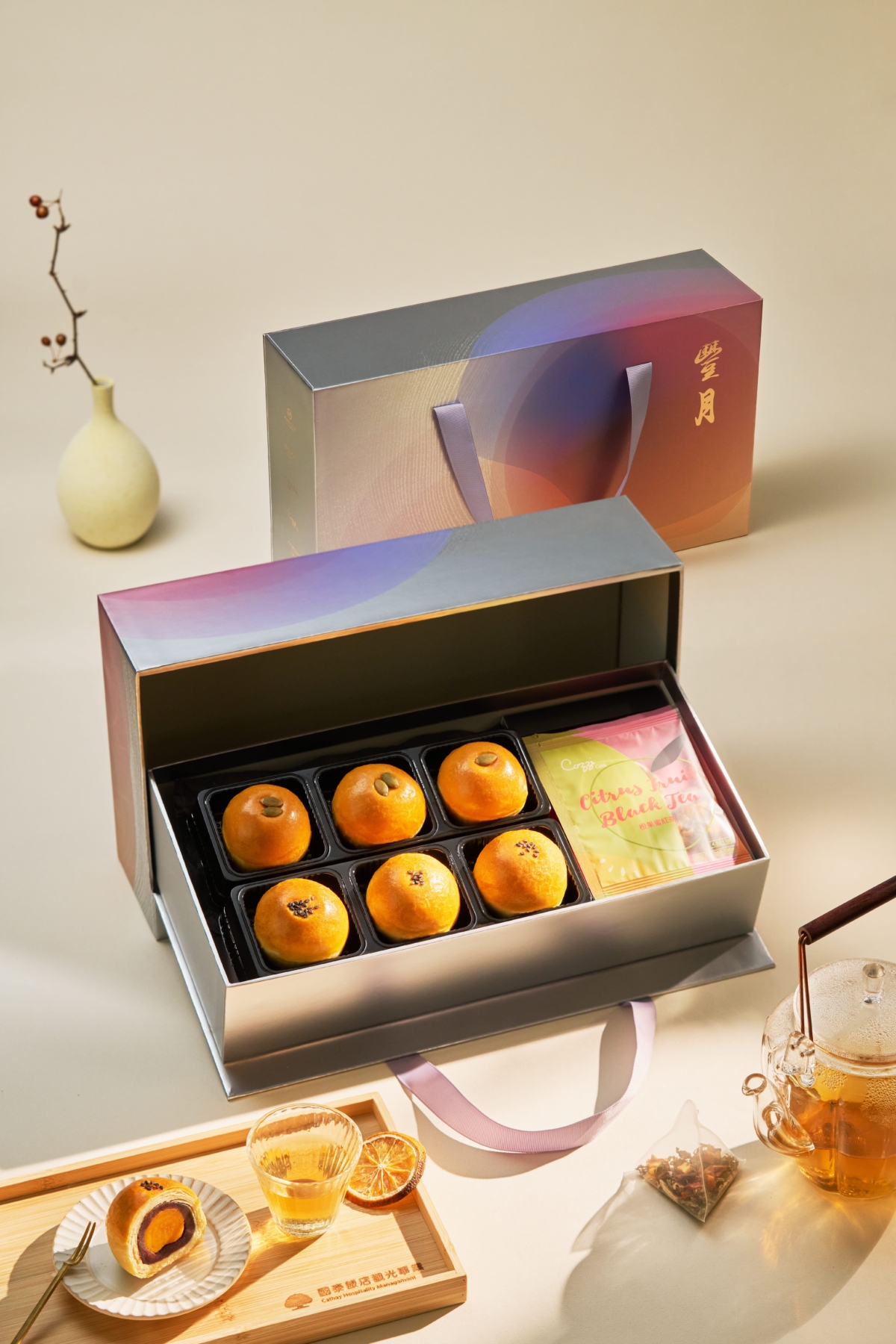 國泰飯店「豐月蛋黃酥中秋禮盒」售價1,280元，內含兩種口味的蛋黃酥及果茶包。