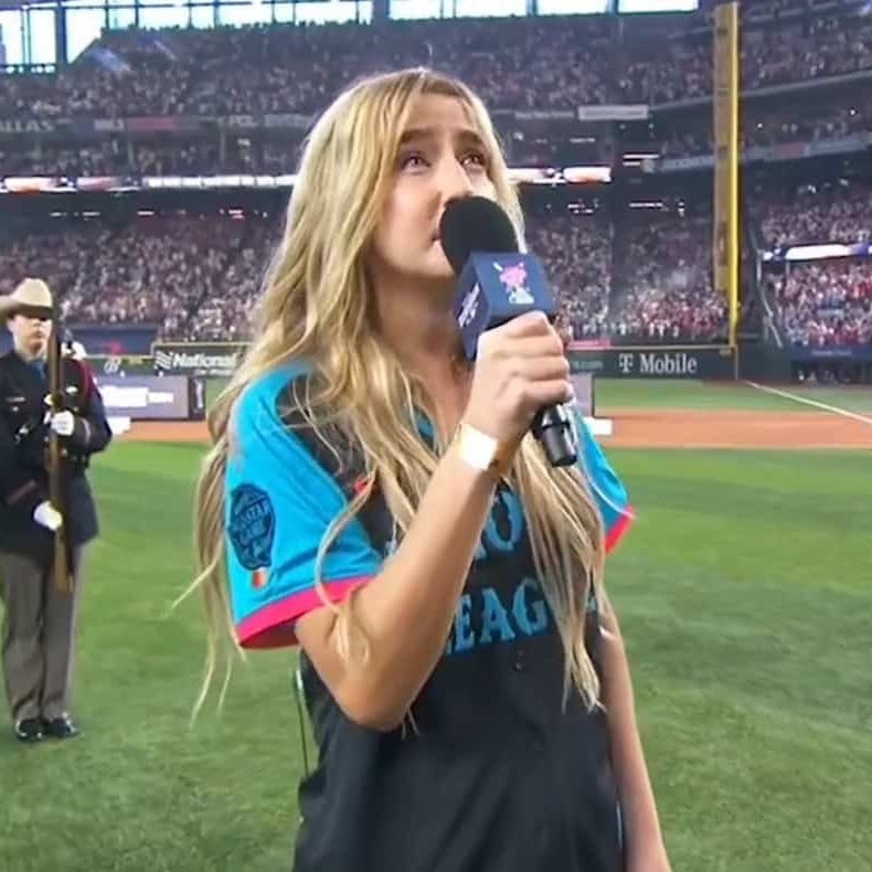 葛萊美4度提名Ingrid Andresss，現場唱美國國歌卻五音不全