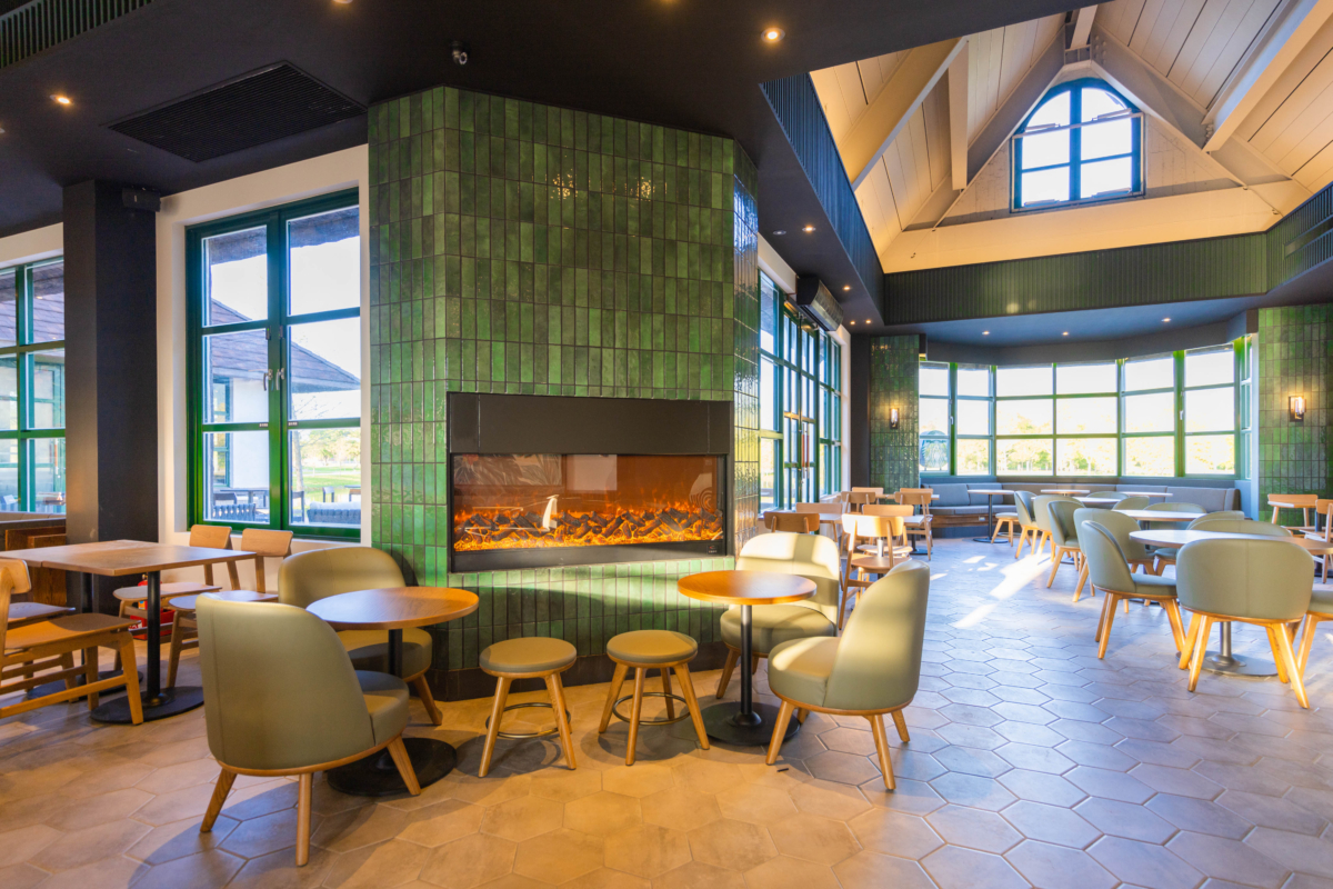 星巴克花蓮理想門市內部設計則以溫暖的中色階柚木色木皮、樸拙的六角地磚及冰柱玻璃，營造森林渡假屋的居家感。