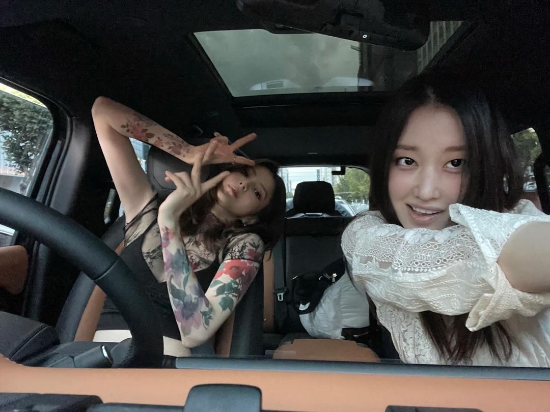 韓韶禧、全鐘瑞在車上開心合體