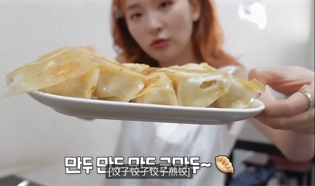 Red Velvet瑟琪跟著經紀人一起造訪高雄左營高鐵「金口祿小館」