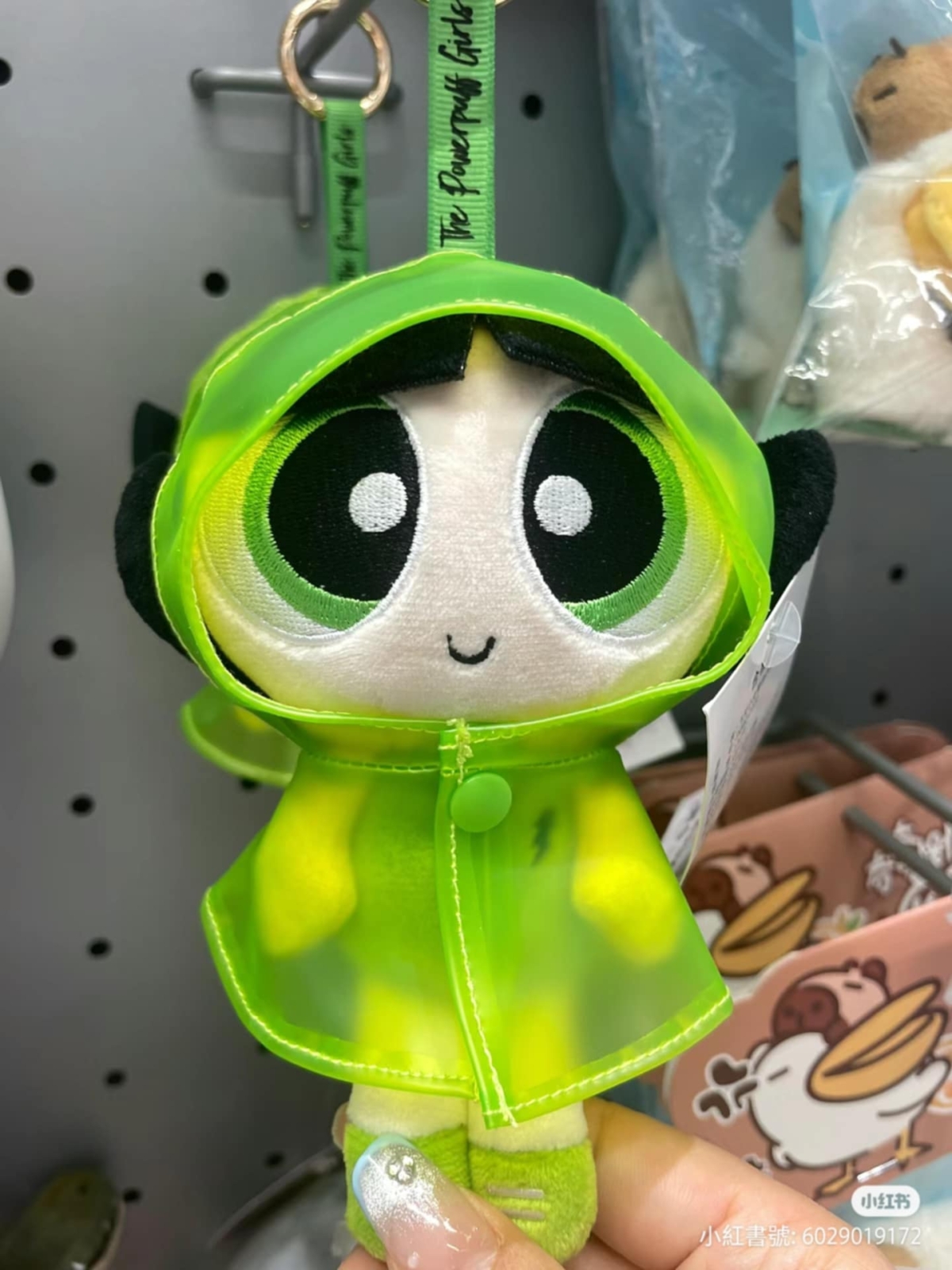 中國X11聯名雨衣款飛天小女警，毛毛穿著綠色雨衣