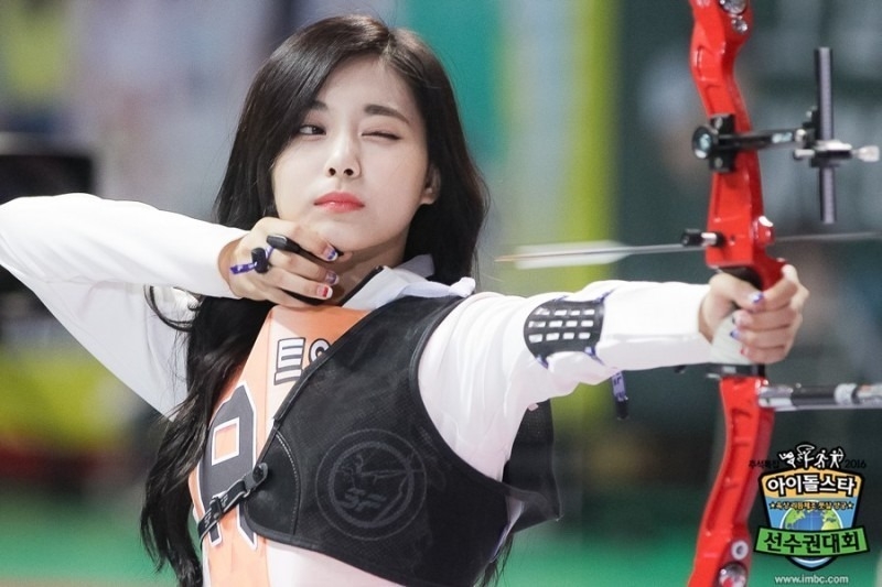 TWICE周子瑜射箭美照，曾紅上國際