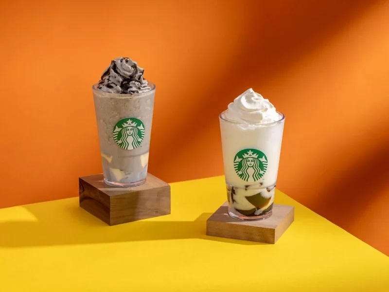 星巴克「醇濃抹茶星冰樂」、「香草星冰樂」個別搭配黑糖葛粉或杏仁豆腐都很適合。
