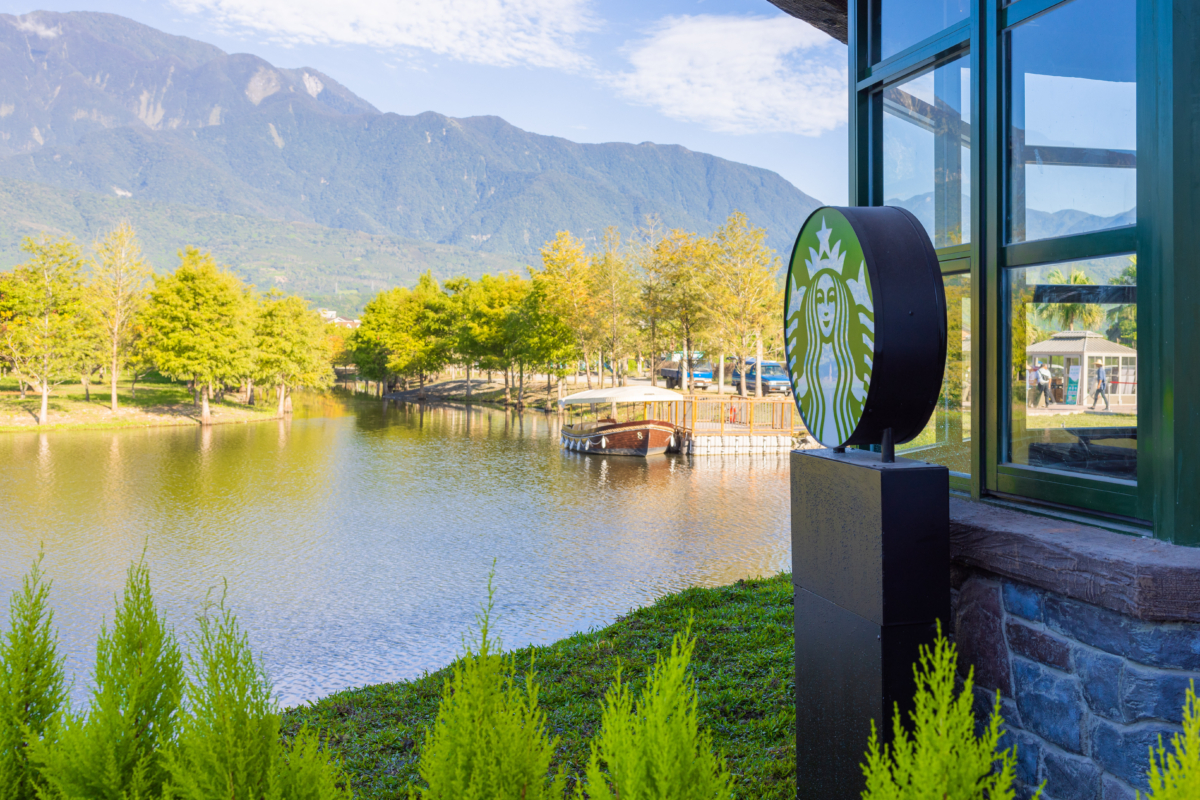 星巴克花蓮理想門市湖景