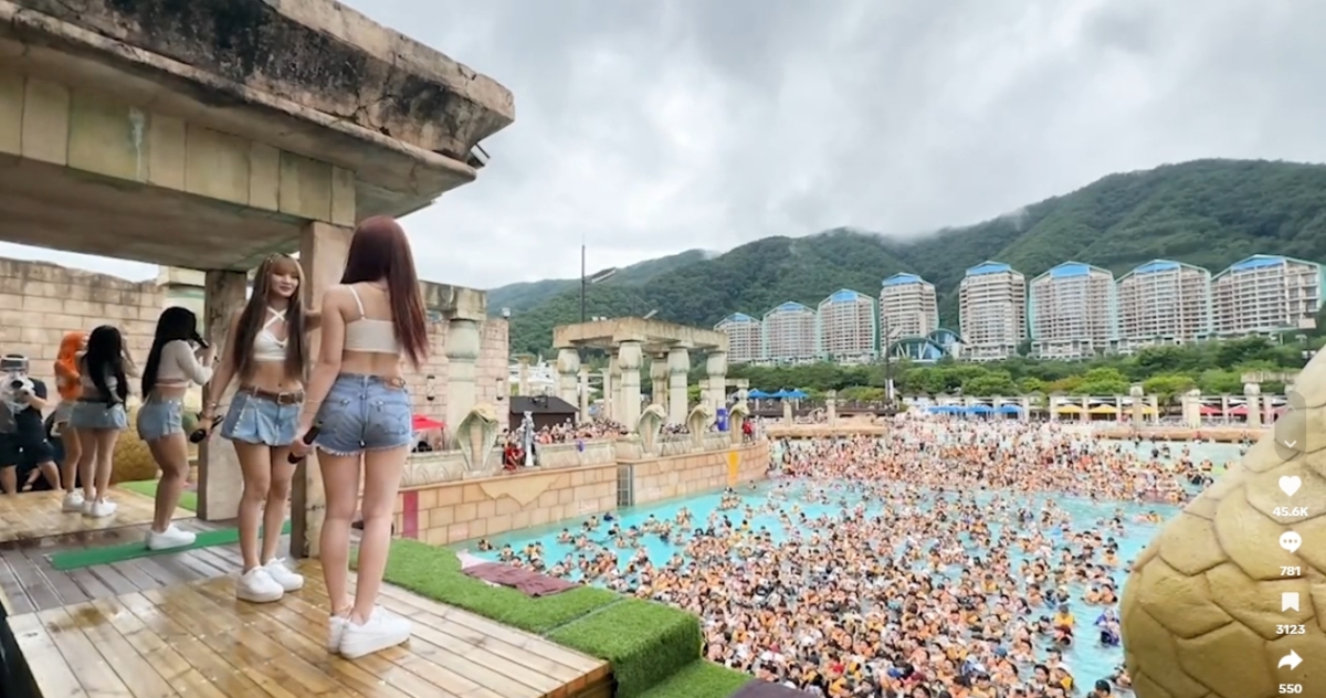 (G)I-DLE水上樂園開唱，歌迷搖滾區必須浮在水上