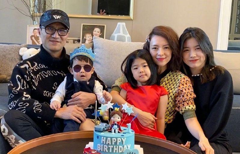 章子怡與前夫汪峰的女兒相處融洽，婚後育有一雙寶貝兒女。