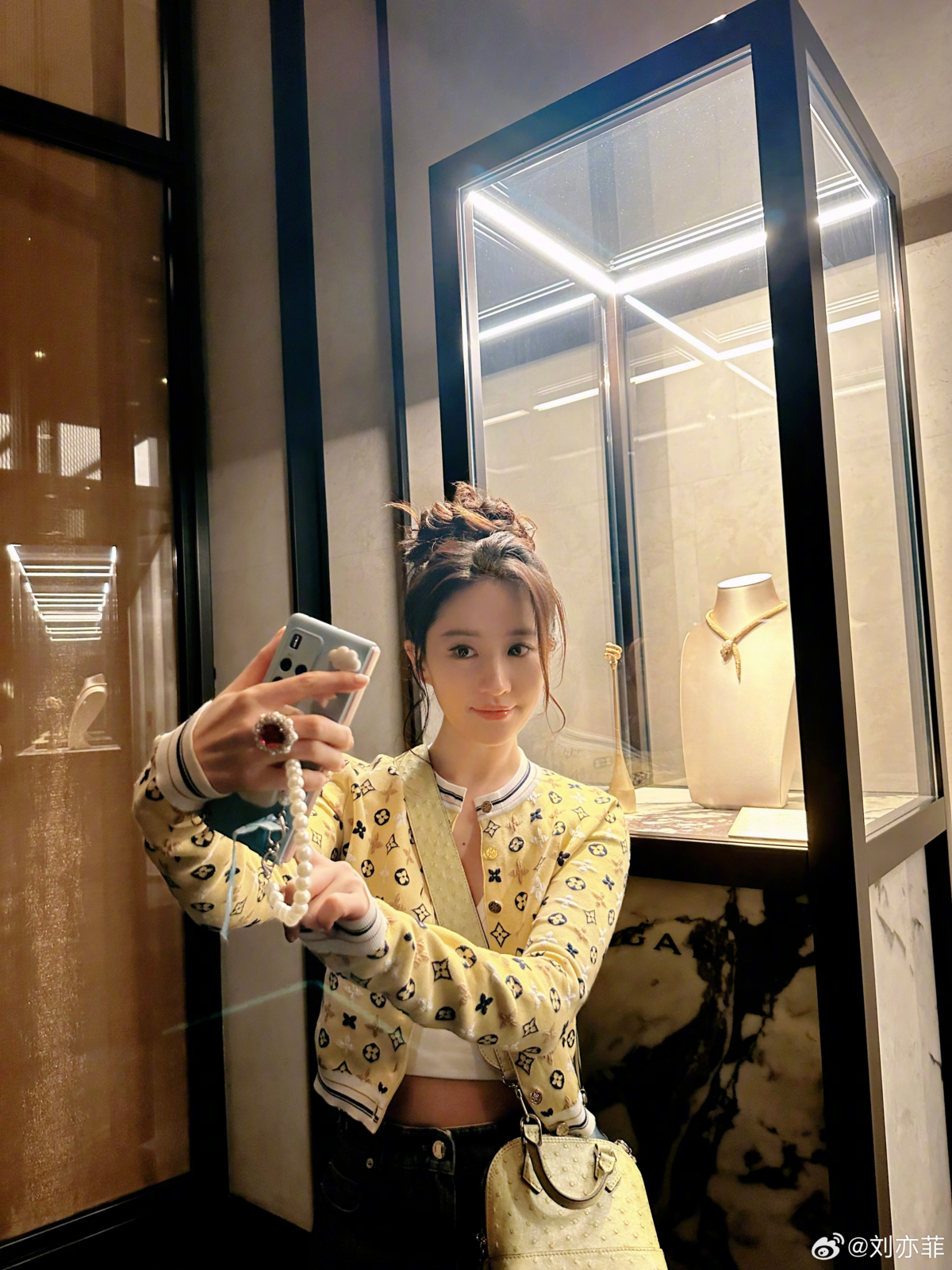 劉亦菲穿上LV黃色外套嬌俏自拍。