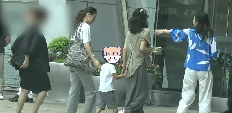 章子怡被拍到牽著兒子的手，一起進入商場購物。