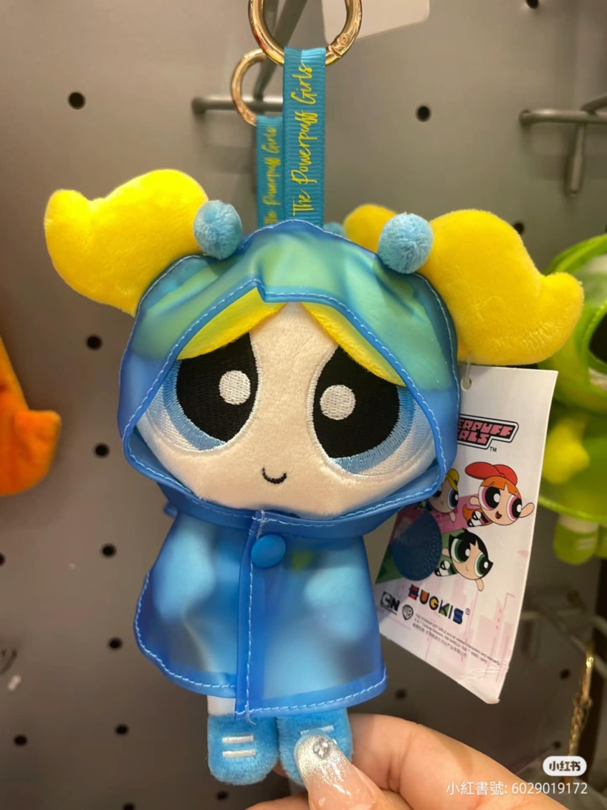 中國X11聯名雨衣款飛天小女警，泡泡穿著藍色雨衣