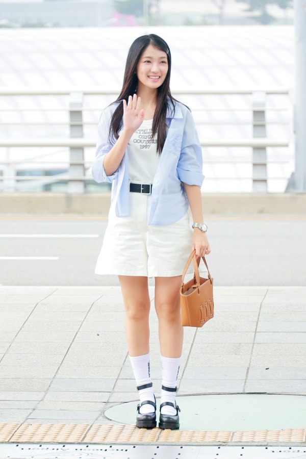 《背著善宰跑》金惠奫現身仁川機場