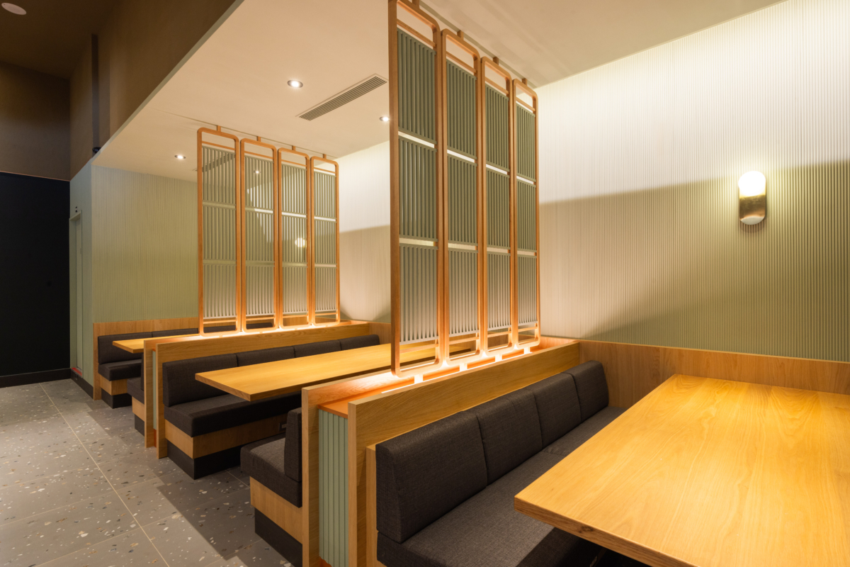 台南星巴克「首府門市」座位空間，透過金屬網半透明材料的使用，讓光線在空間中舞動和玩耍。